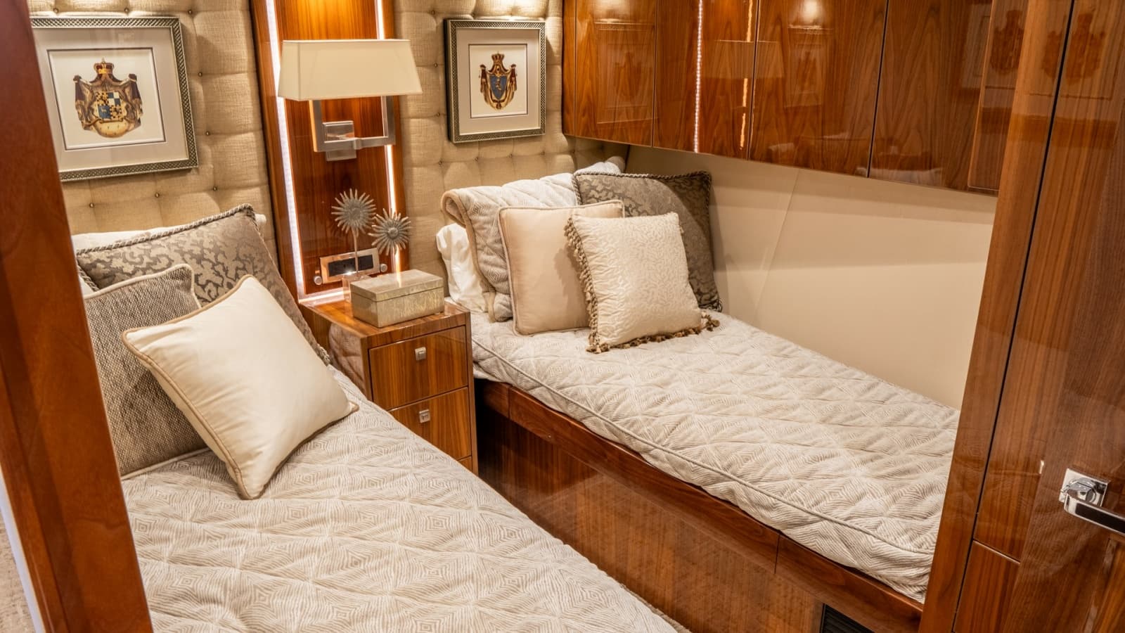 2020 Viking 92 Skybridge - Photo 22