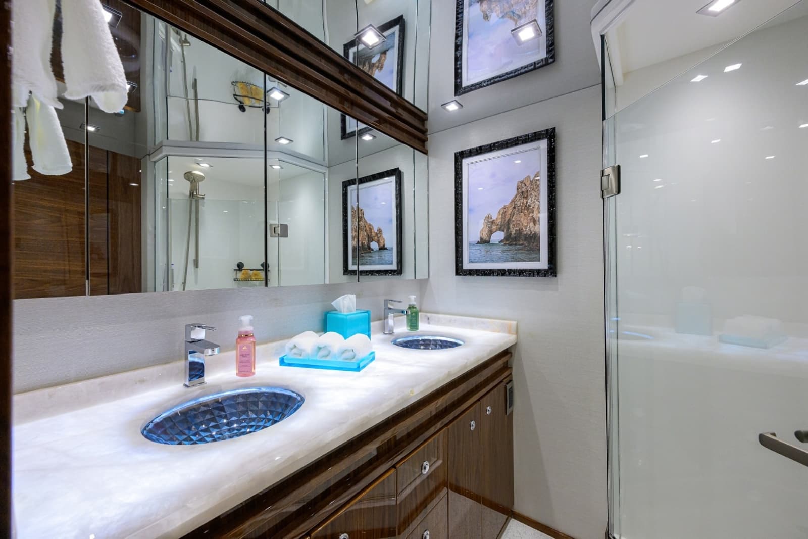 2023 Viking 80 Skybridge - Photo 17