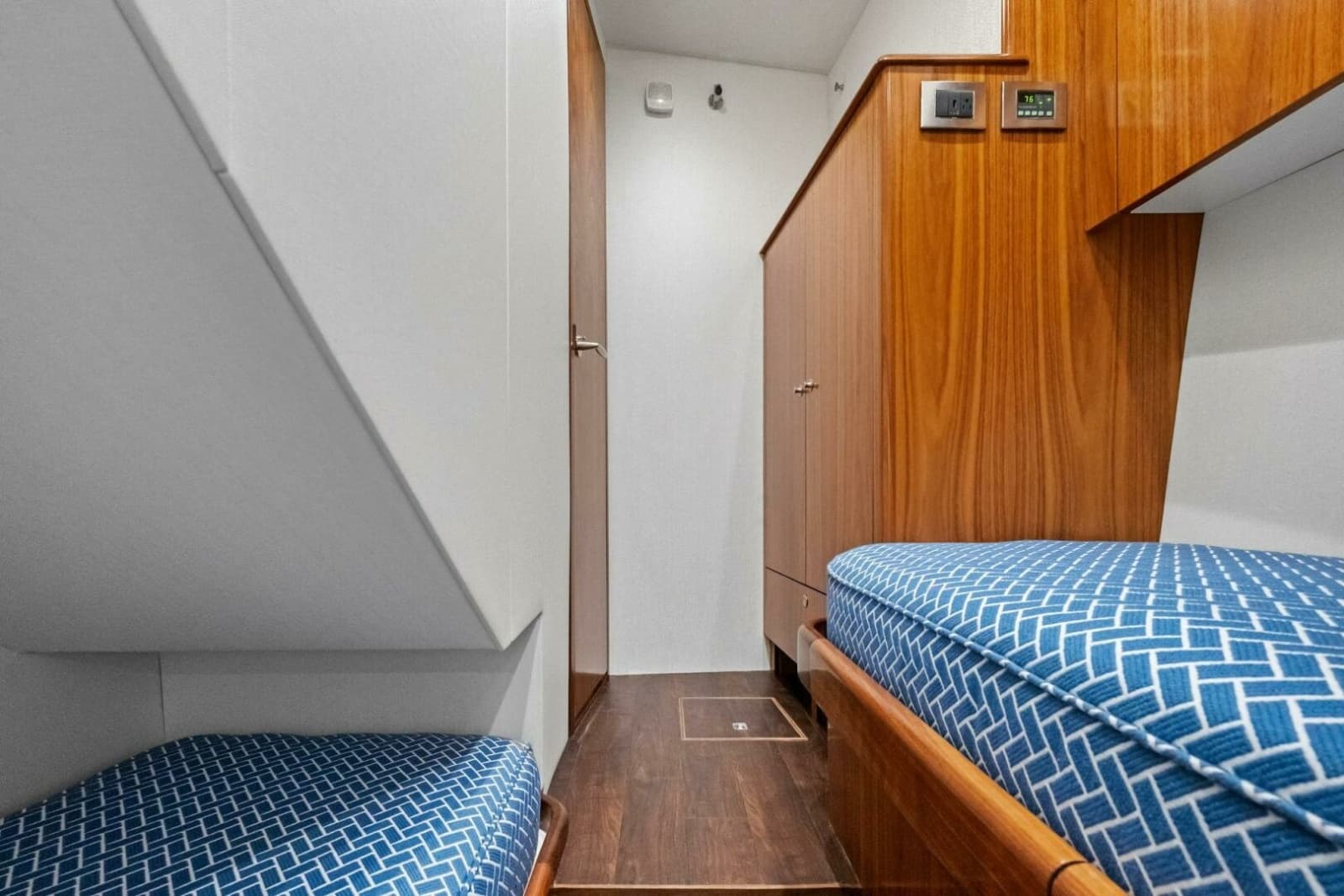 2025 Viking 58 Convertible - Photo 28