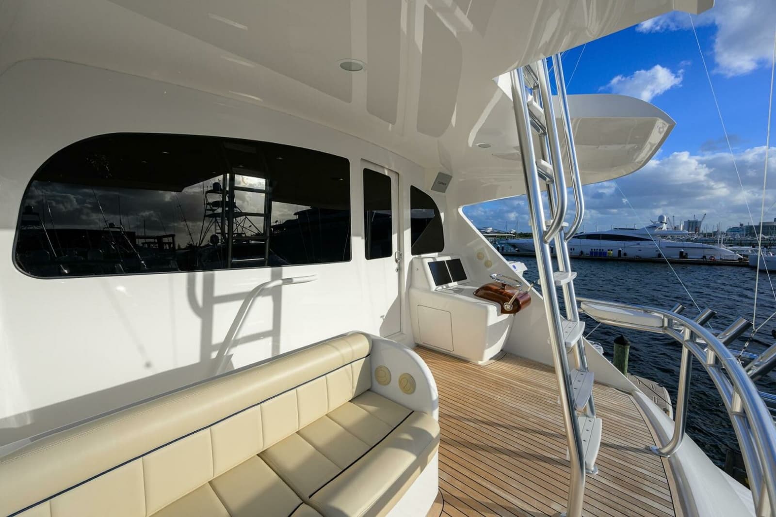 2020 Viking 92 Enclosed Bridge - Photo 42