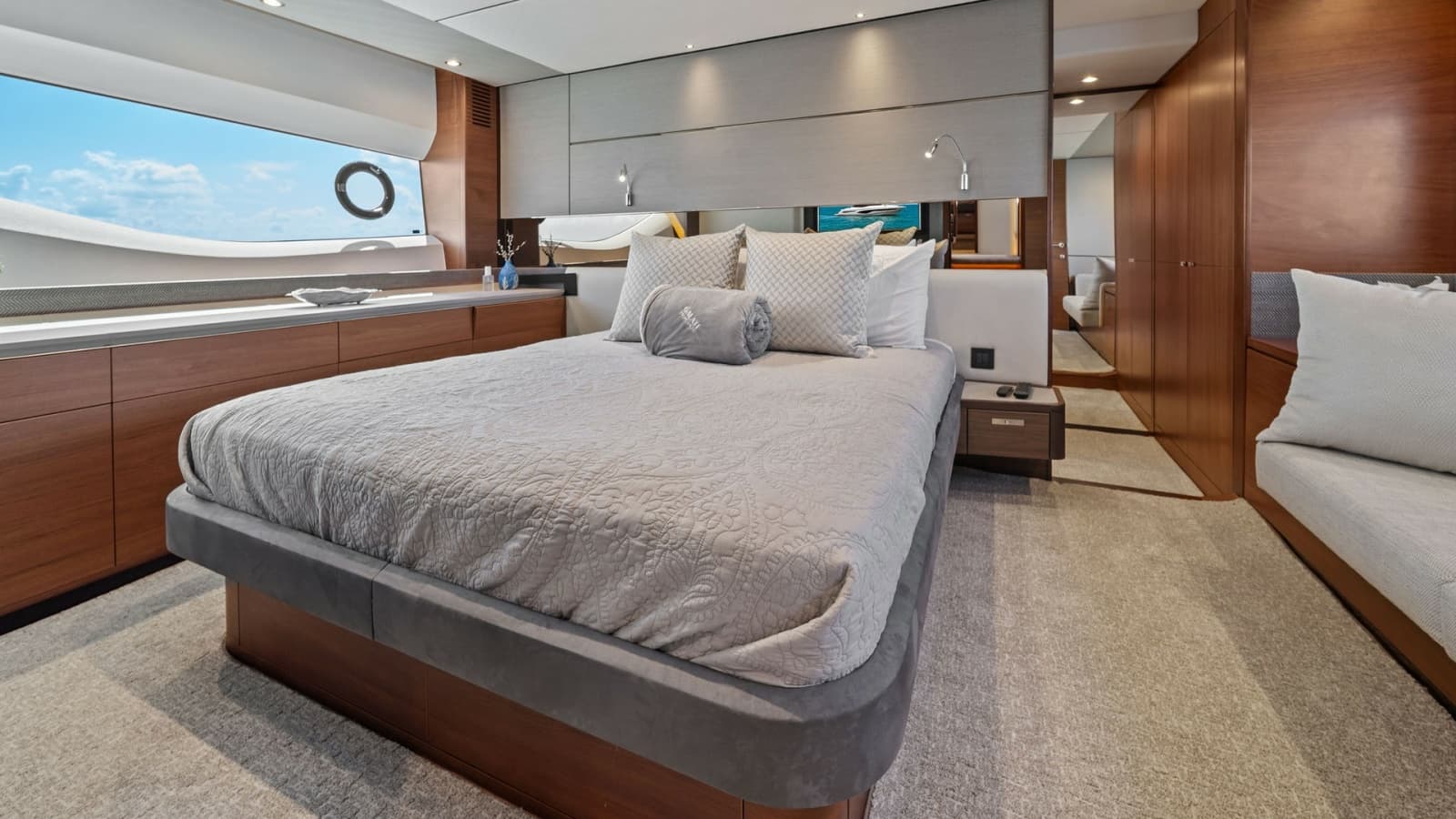 2019 Princess V65 - Photo 25