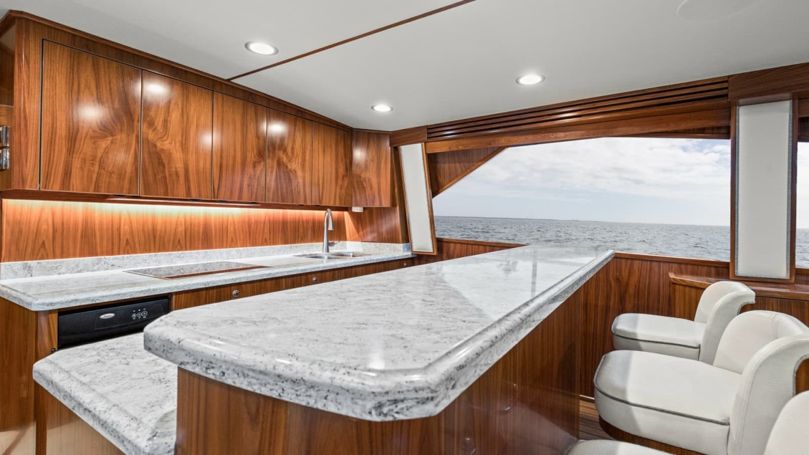 2020 Viking 68 Convertible - Photo 7
