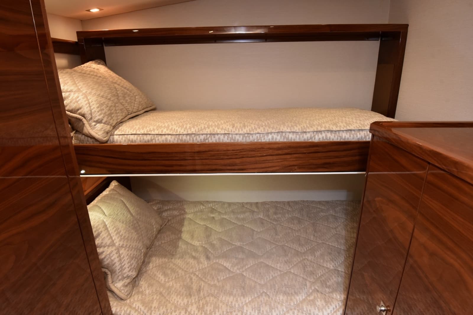 2024 Viking 90 Skybridge - Photo 19