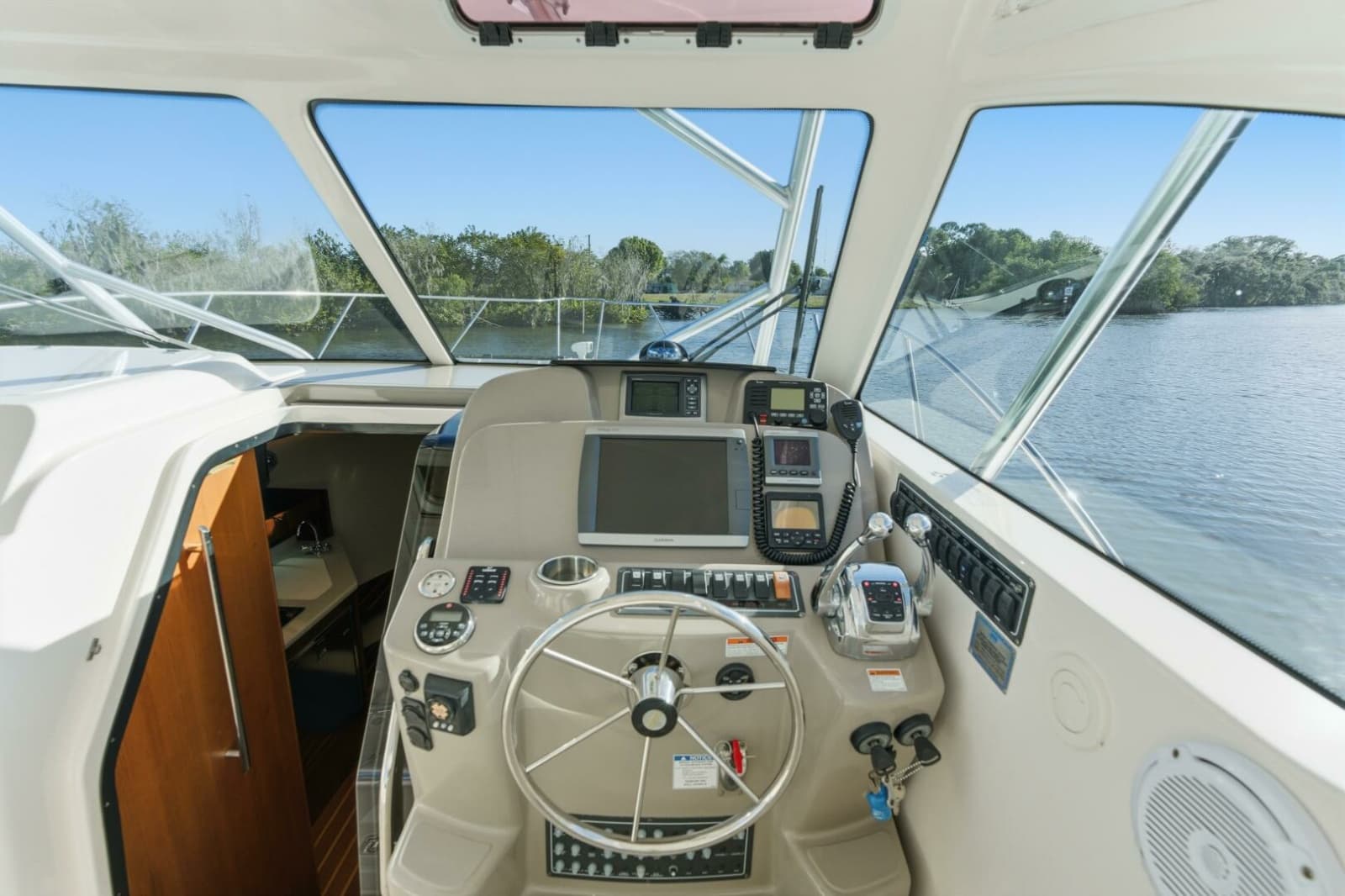 2011 Tiara Yachts 3100 Open - Photo 21