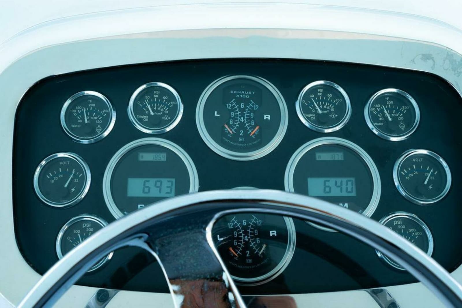 1999 Viking 55 Convertible - Photo 67