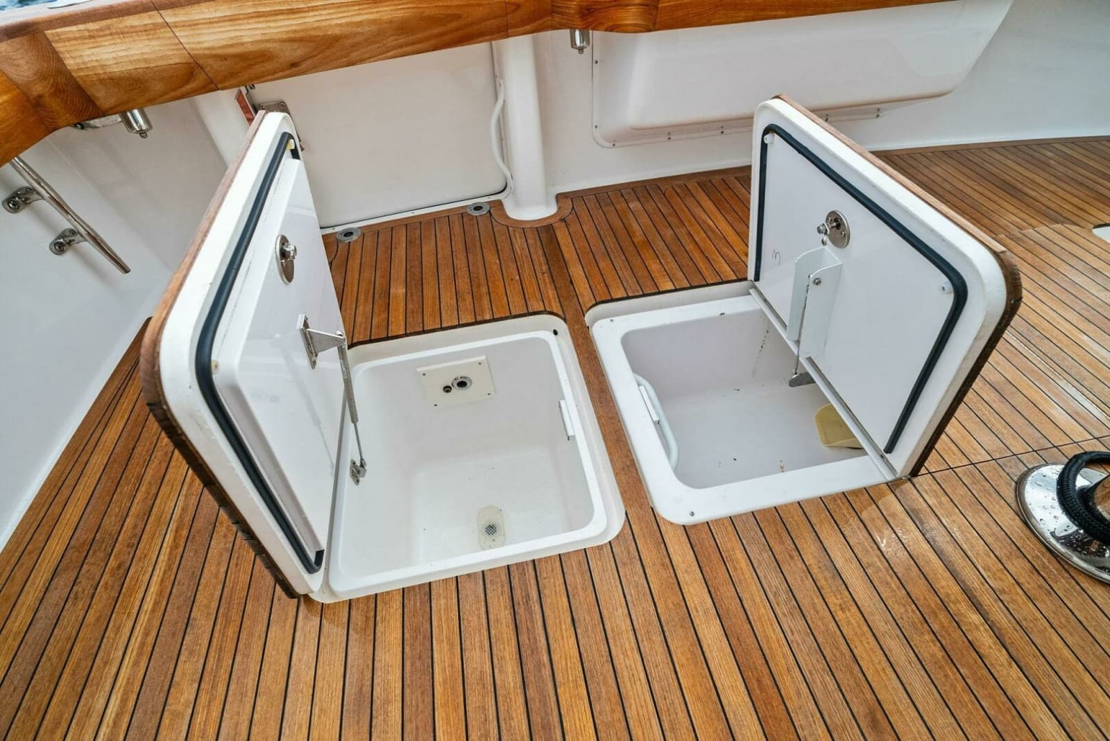 2006 Viking 61 Convertible - Photo 55