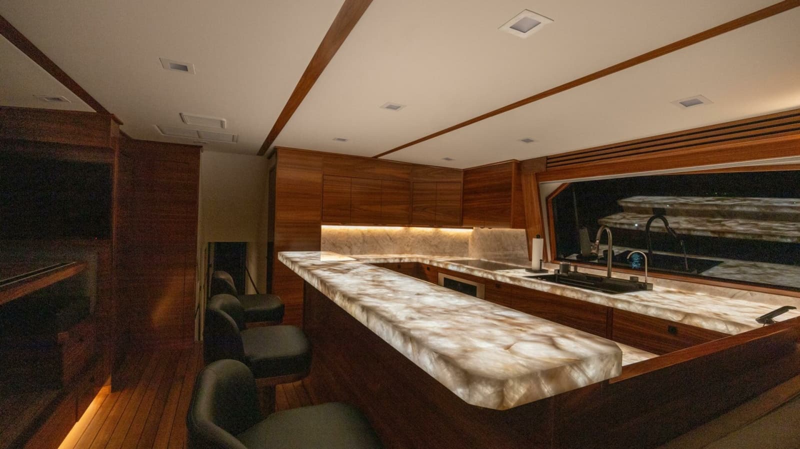 2025 Viking 82 Convertible - Photo 7
