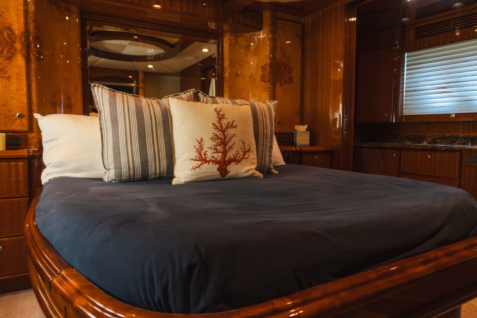 2012 McKinna 69 Skylounge - Photo 13