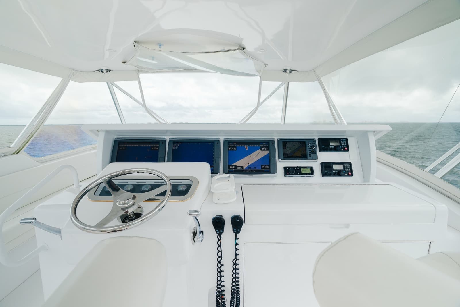 2005 Hatteras 60 Convertible - Photo 25
