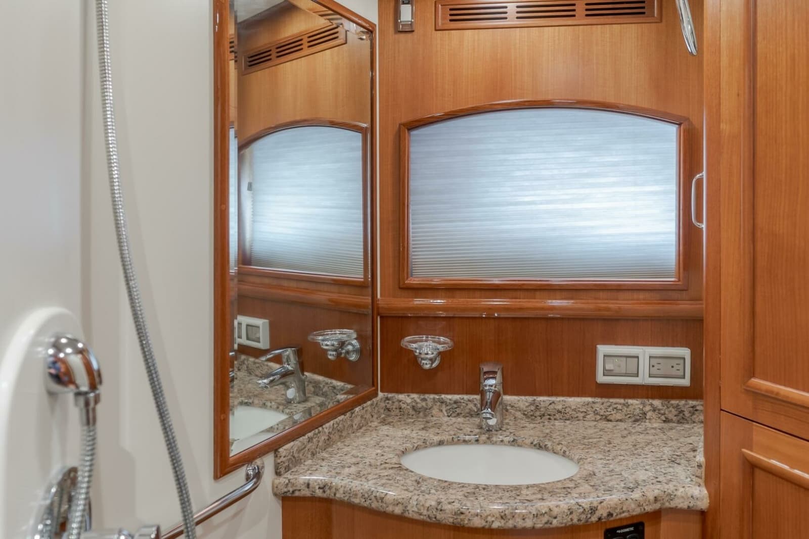 2008 Grand Banks 59 Aleutian RP - Photo 34