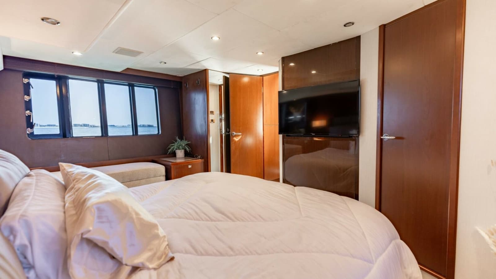 2011 Princess 64 - Photo 15