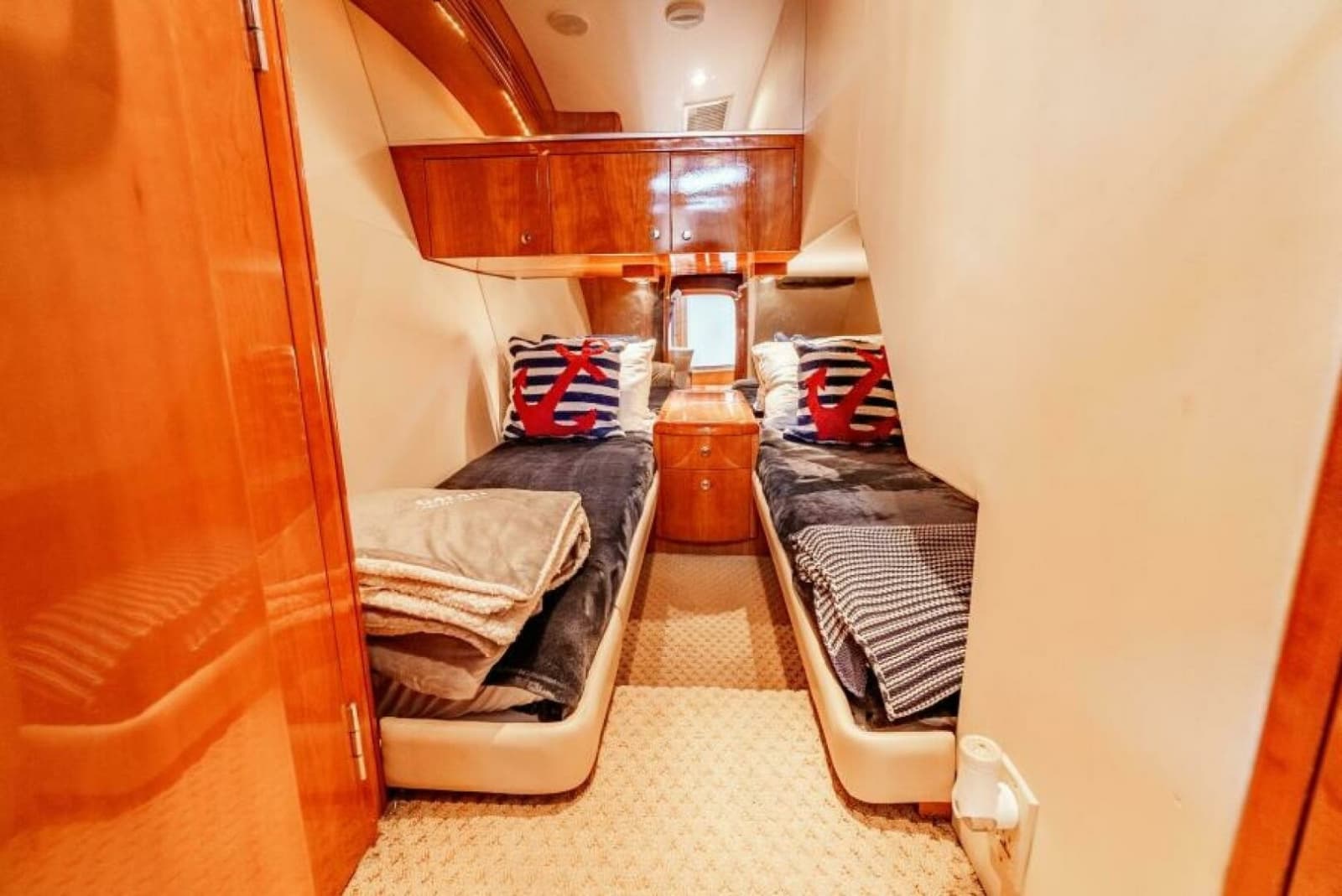 2004 Hatteras 54 Convertible - Photo 25