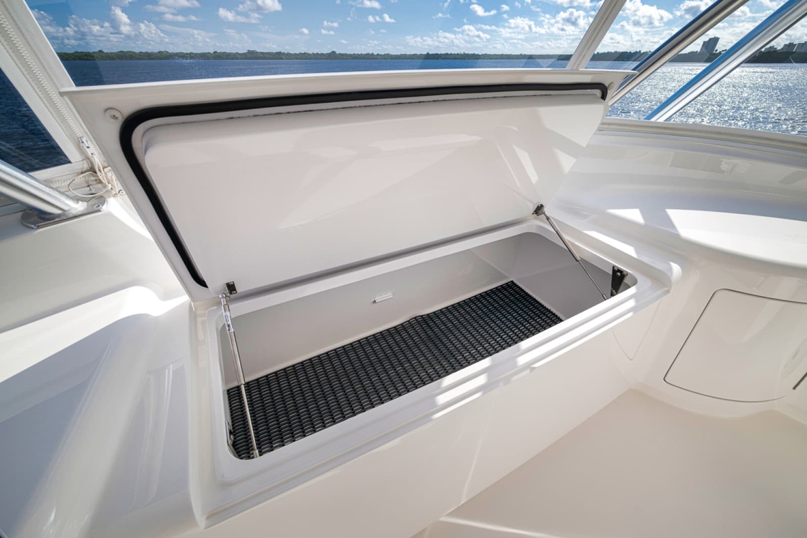 2020 Viking 68 Convertible - Photo 37