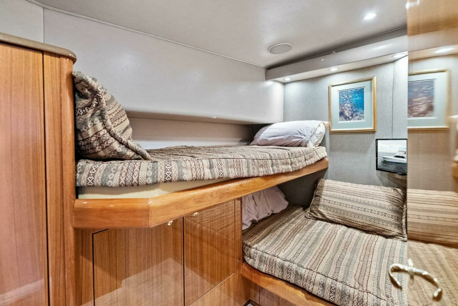 2006 Viking 61 Convertible - Photo 31