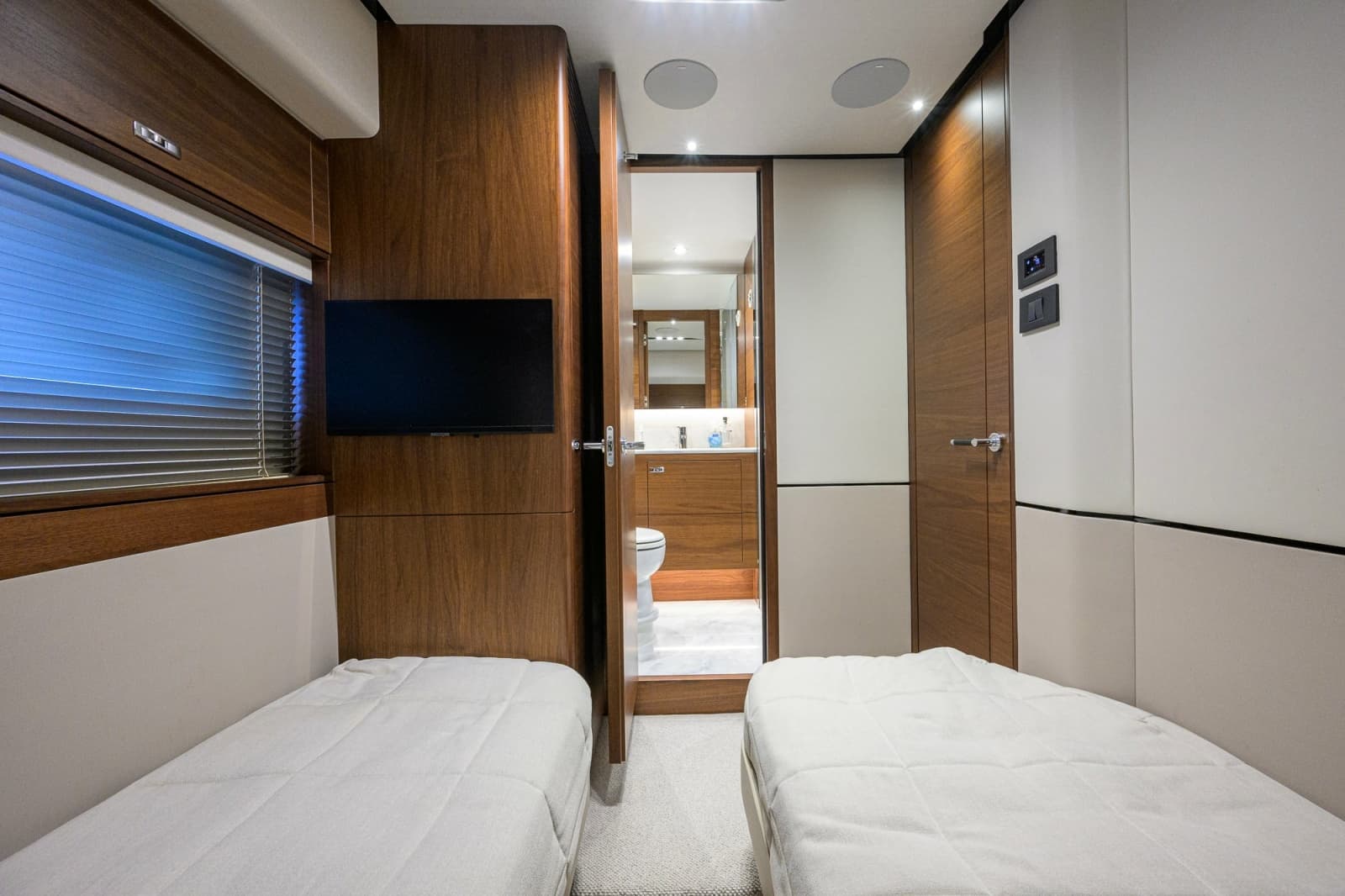 2022 Princess Y78 - Photo 25