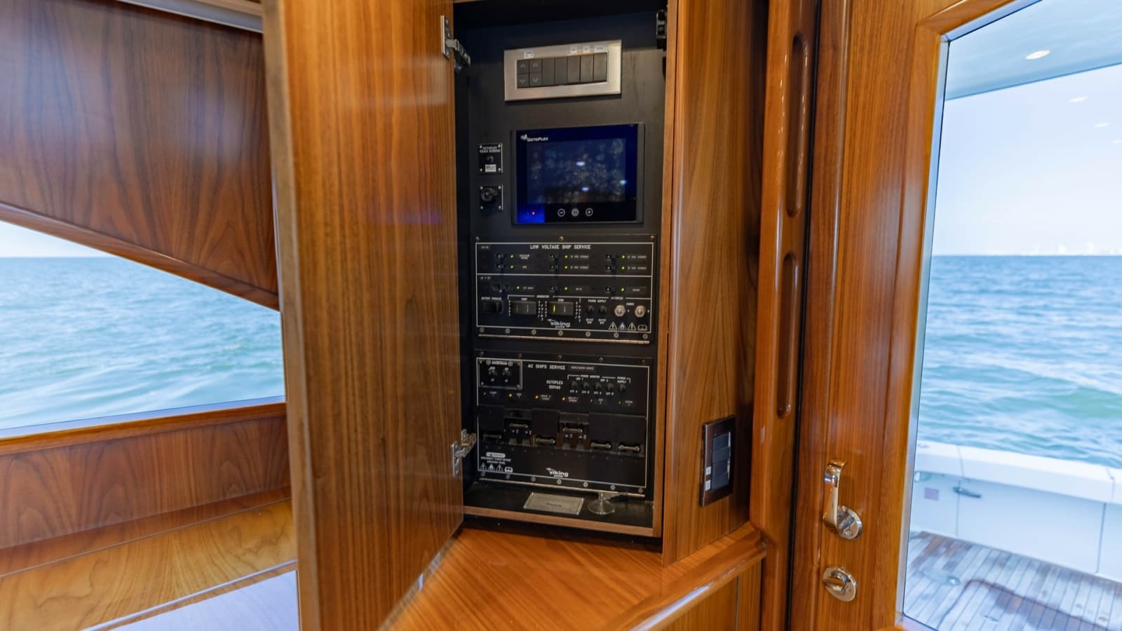 2020 Viking 62 Convertible - Photo 14