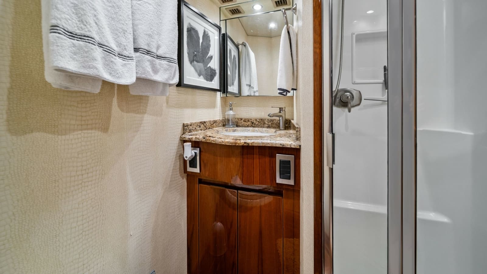 2015 Viking 70 Convertible  - Photo 35
