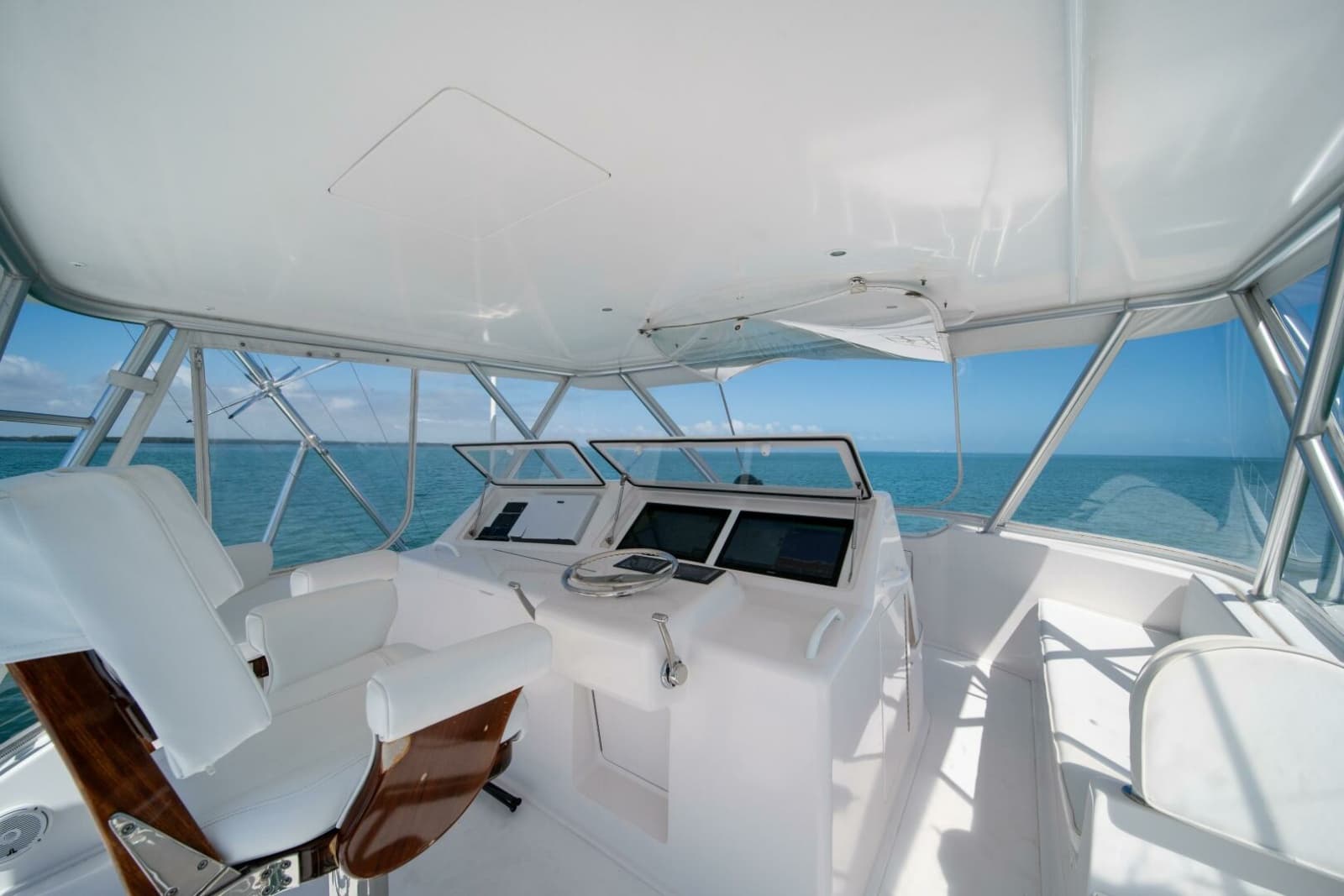 2006 Viking 52 Convertible - Photo 31