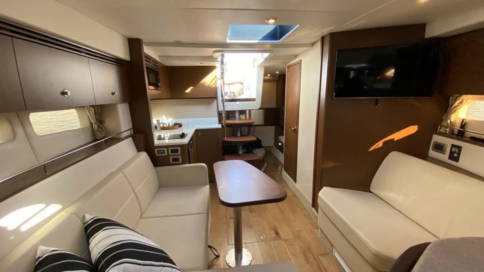 2018 Sea Ray Sundancer 350 - Photo 6
