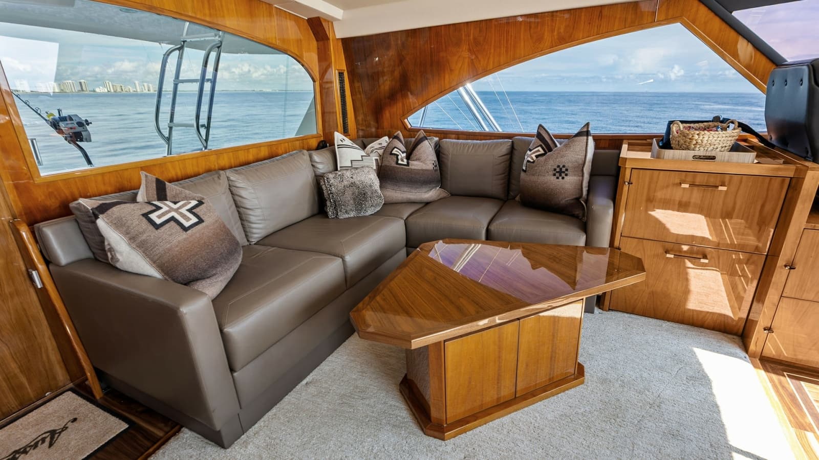 2017 Viking 80 Convertible - Photo 43