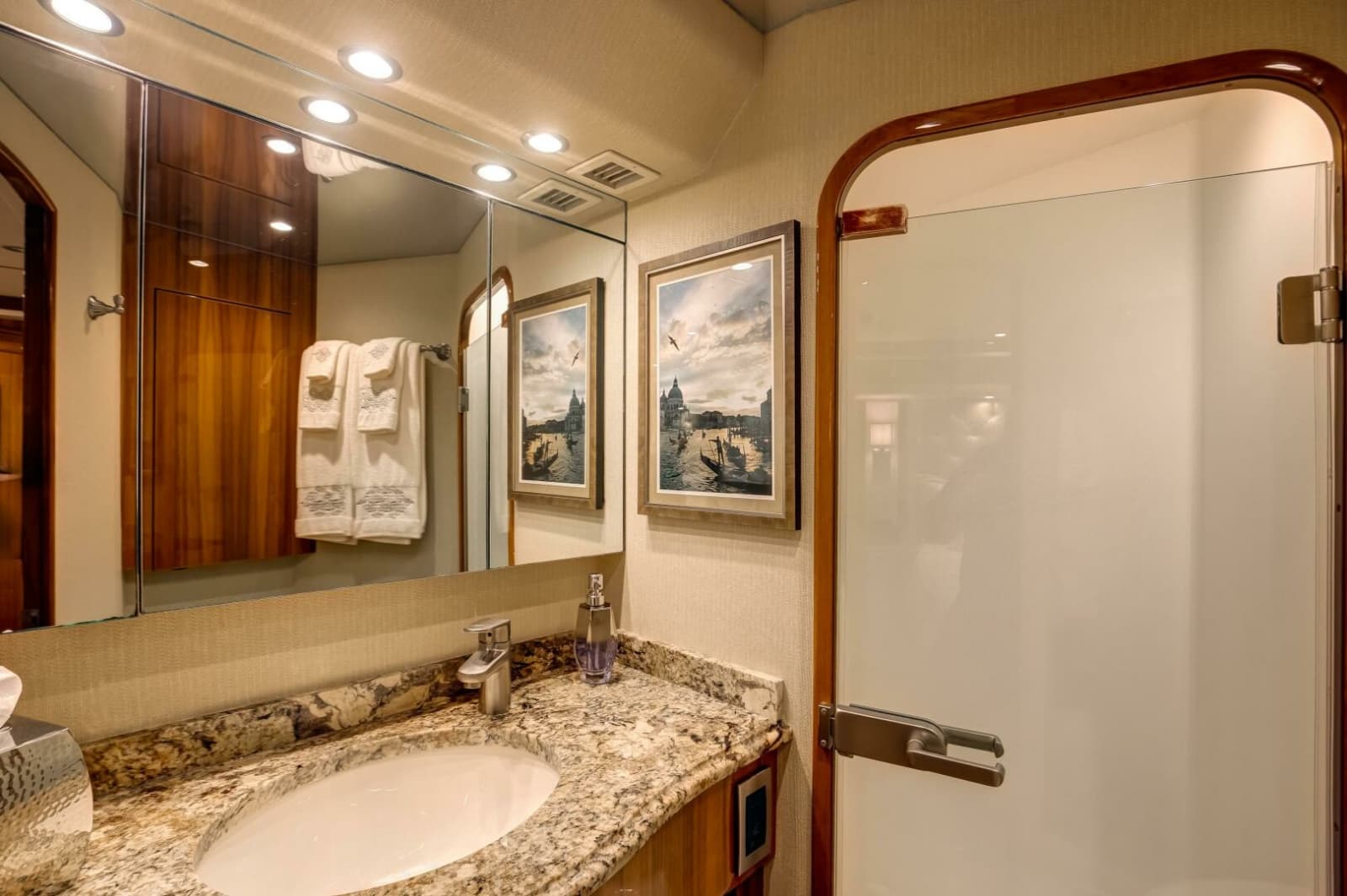 2015 Viking 70 Convertible - Photo 8