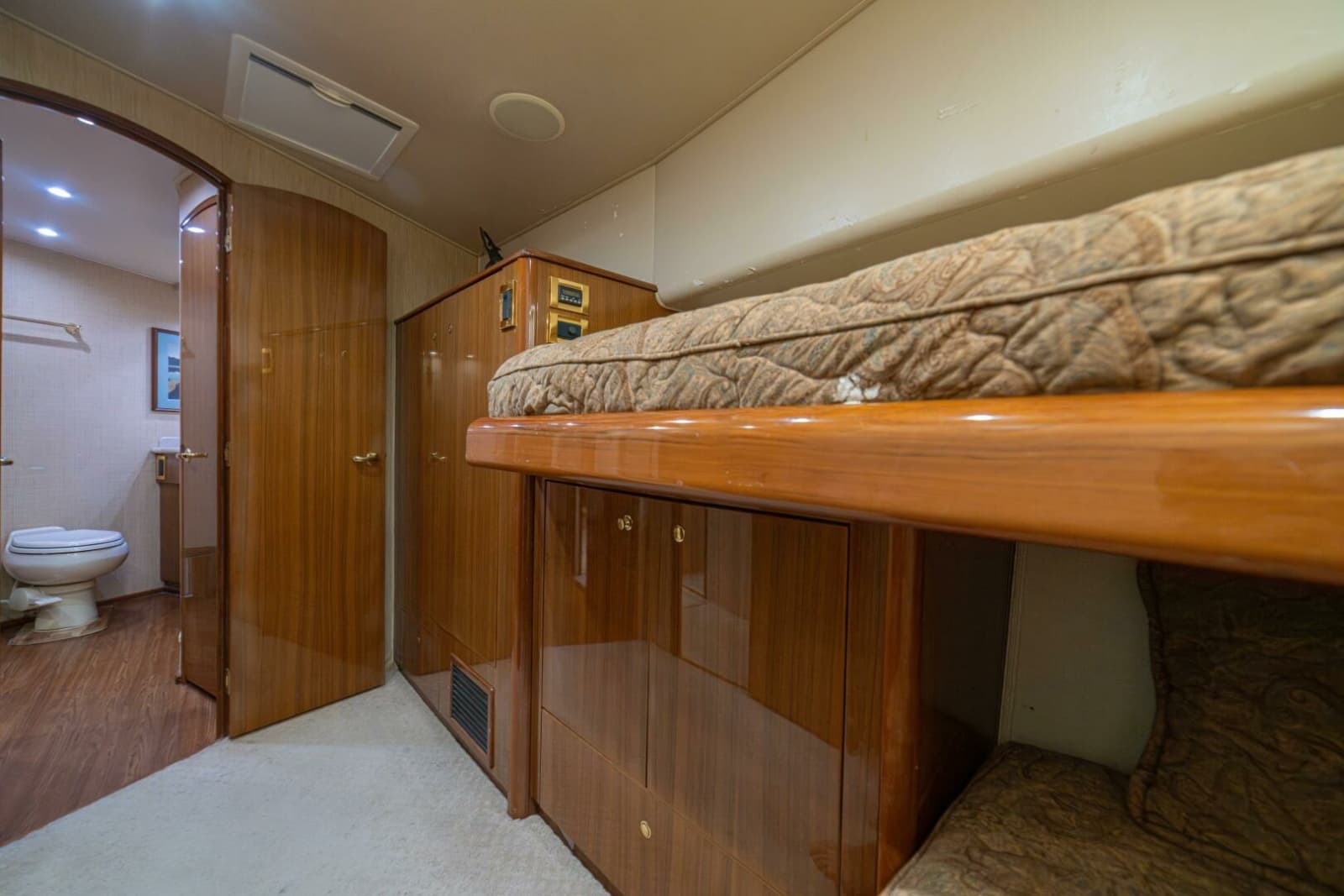 2006 Viking 56 Convertible - Photo 50