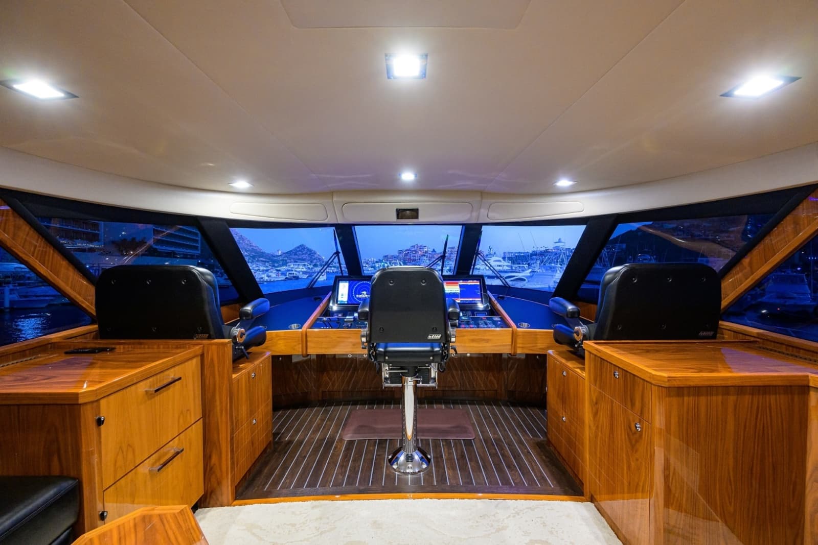 2023 Viking 80 Skybridge - Photo 32