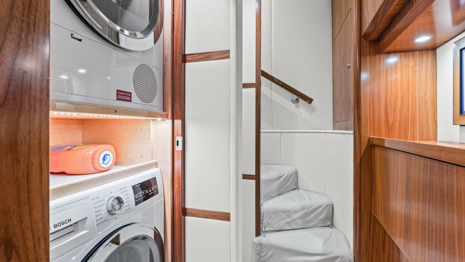 2020 Viking 68 Convertible - Photo 14
