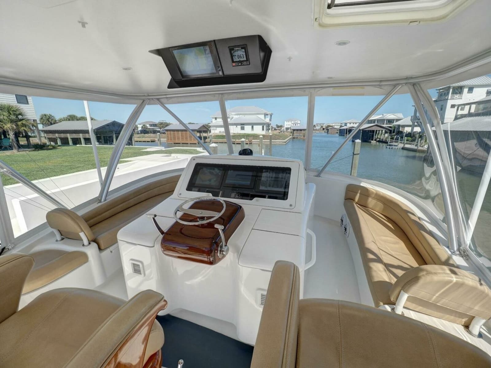 2017 Viking 52 Convertible - Photo 32