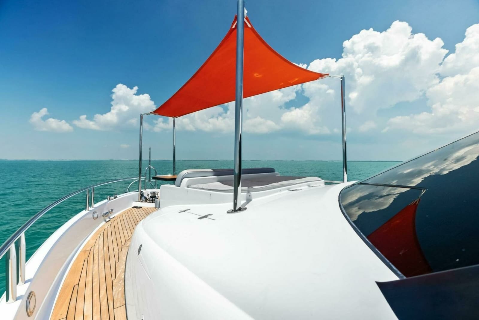 2006 Lazzara Yachts 84 Skylounge - Photo 19