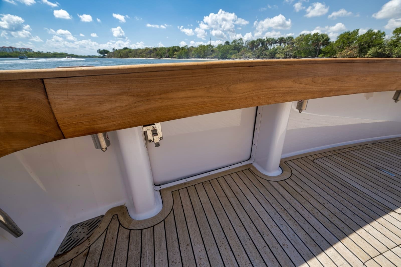 2003 Viking 52 Convertible - Photo 26