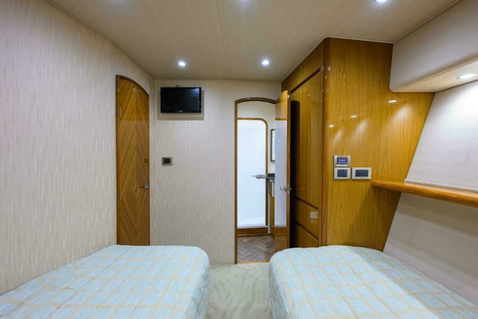 2013 Viking 82 Convertible - Photo 35
