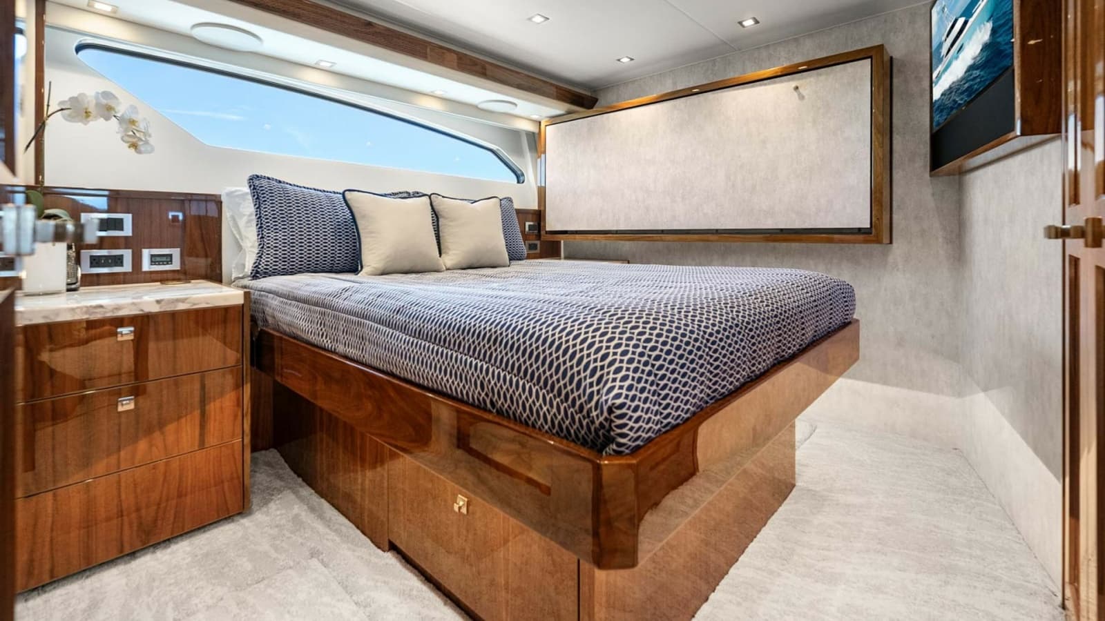2017 Viking 92 Enclosed Bridge - Photo 33