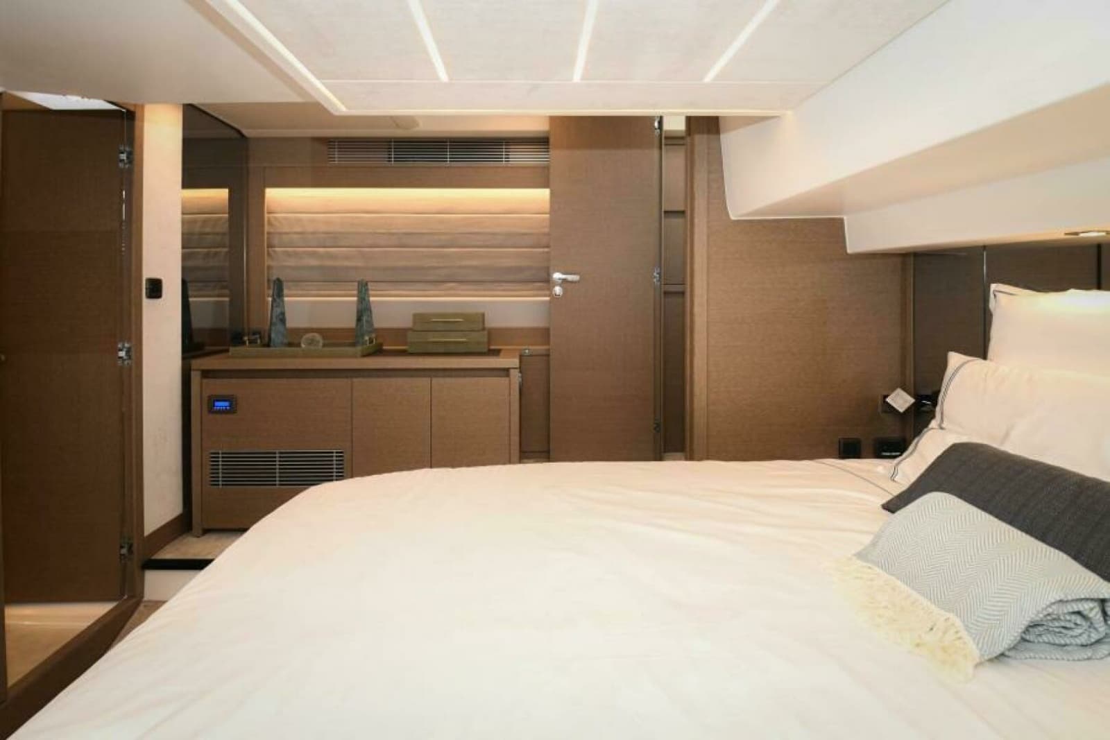 2023 Prestige 520 Flybridge - Photo 9
