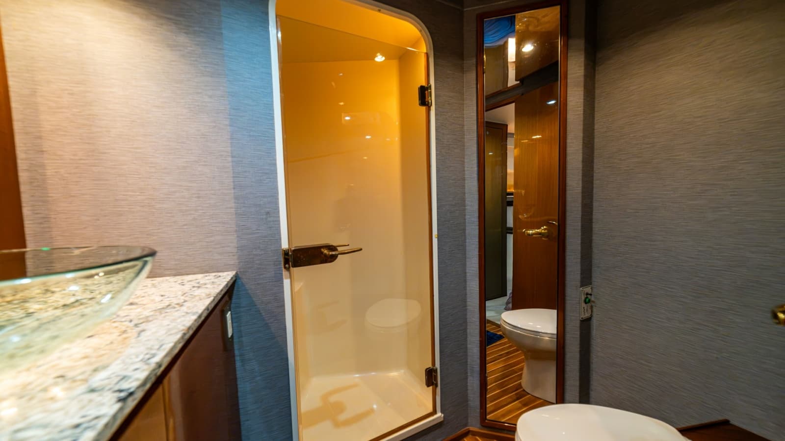 2001 Viking 61 Convertible - Photo 29