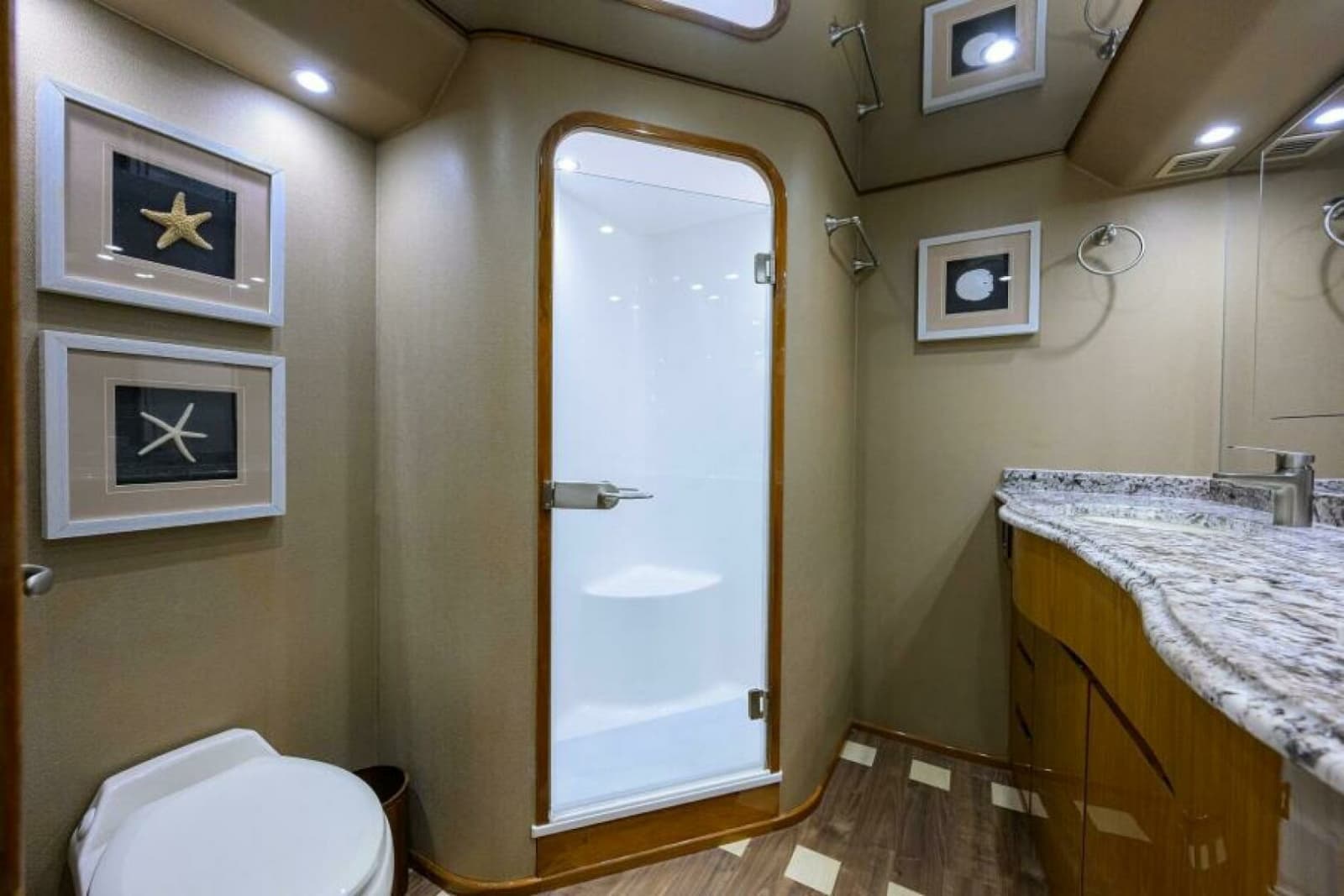 2013 Viking 82 Convertible - Photo 15