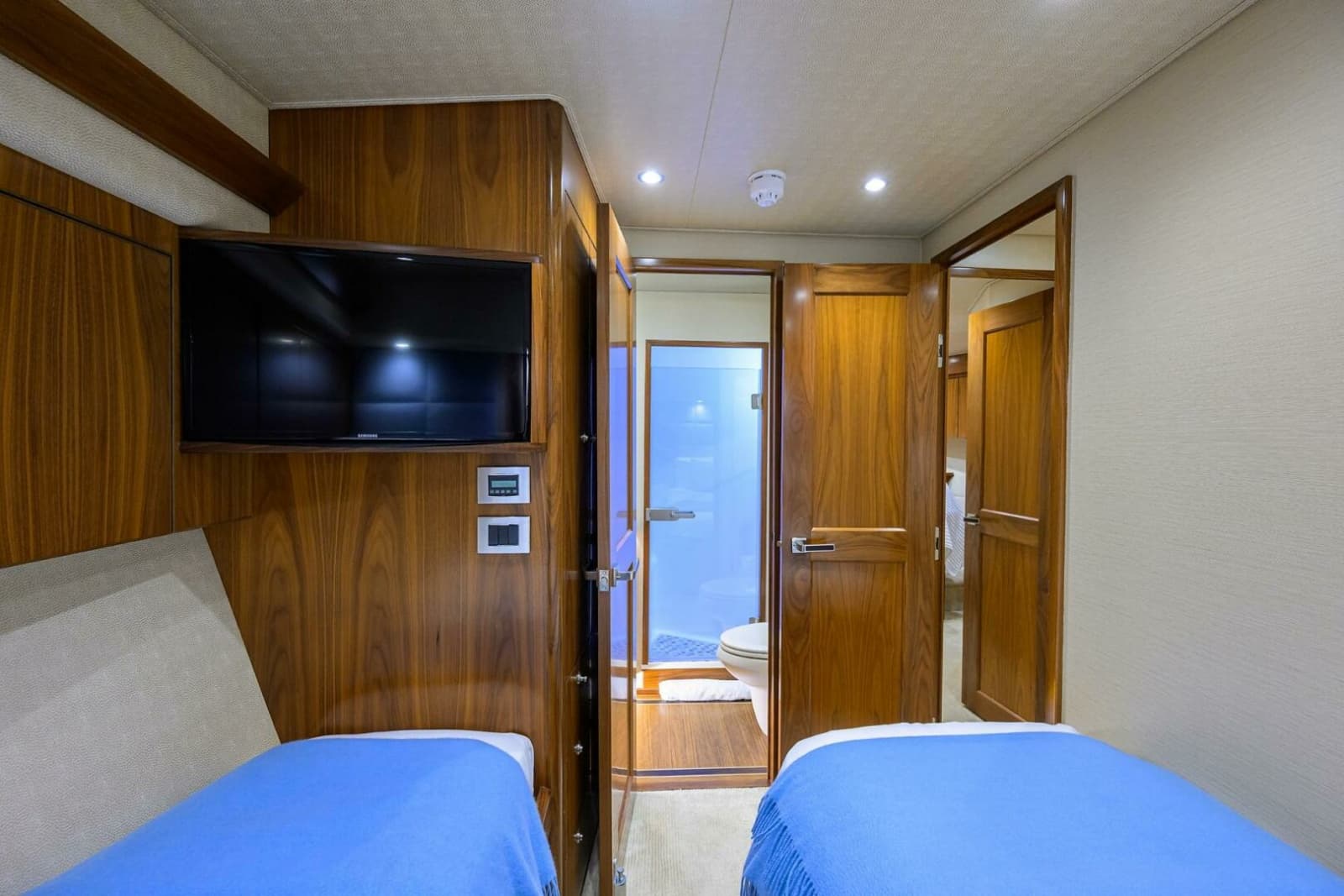 2017 Viking 92 Enclosed Bridge - Photo 68