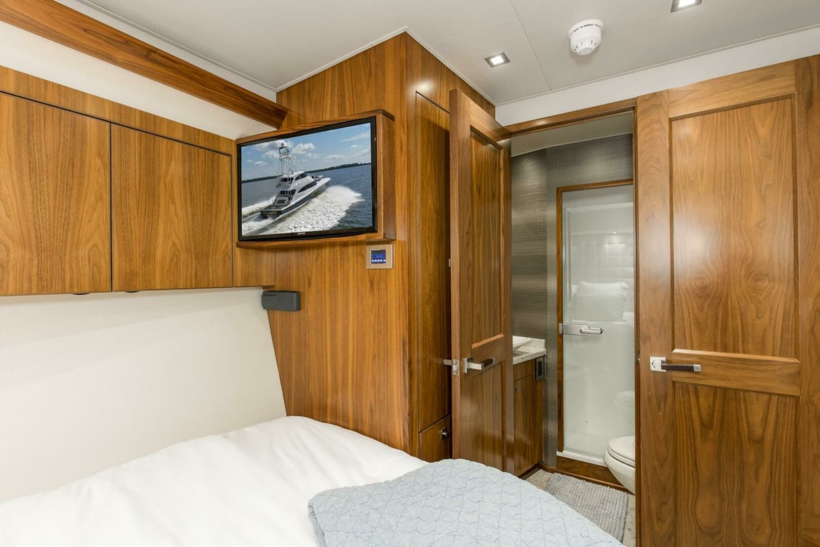 2016 Viking 92 Enclosed Bridge - Photo 41