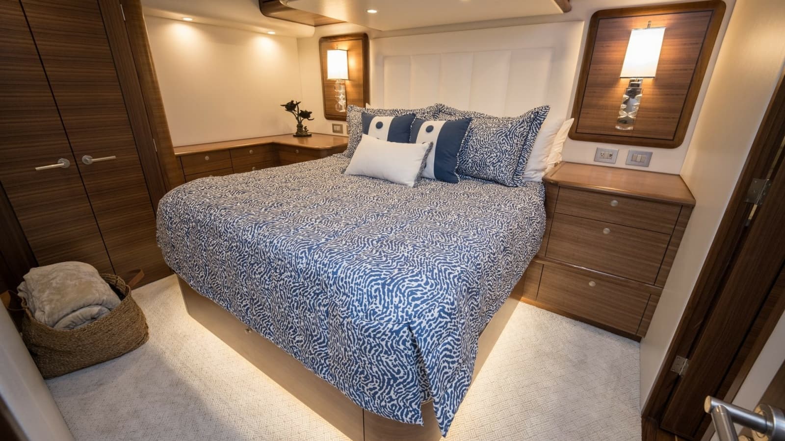 2026 Winter Custom Yachts 75 Open Convertible - Photo 20