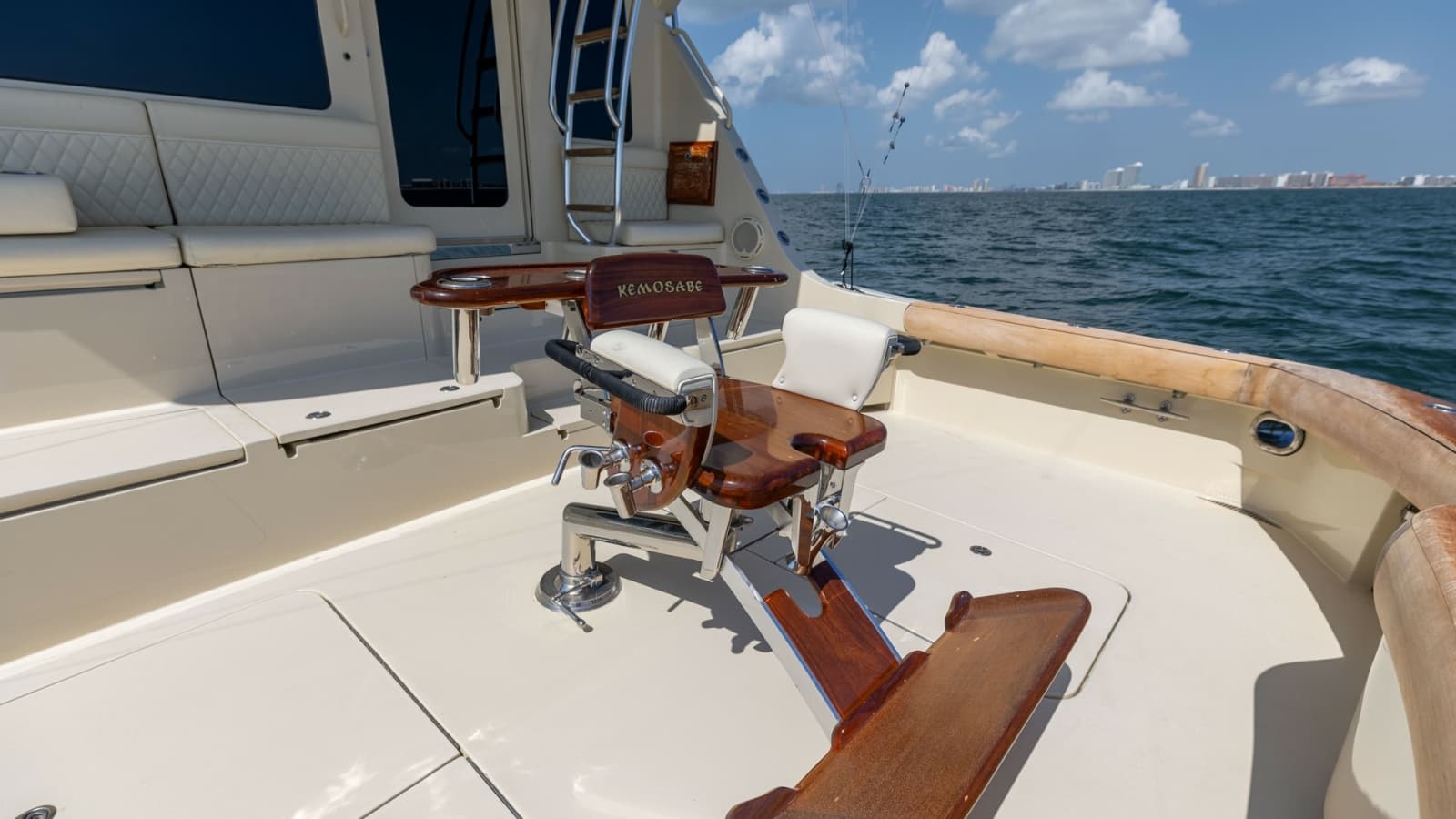 2007 Hatteras 68 Convertible - Photo 41