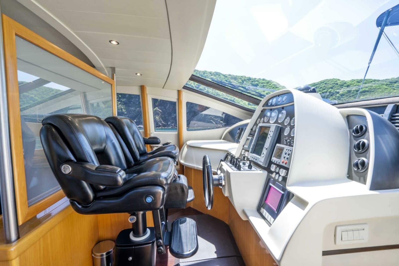 2005 Pershing 76 Motor Yacht - Photo 8