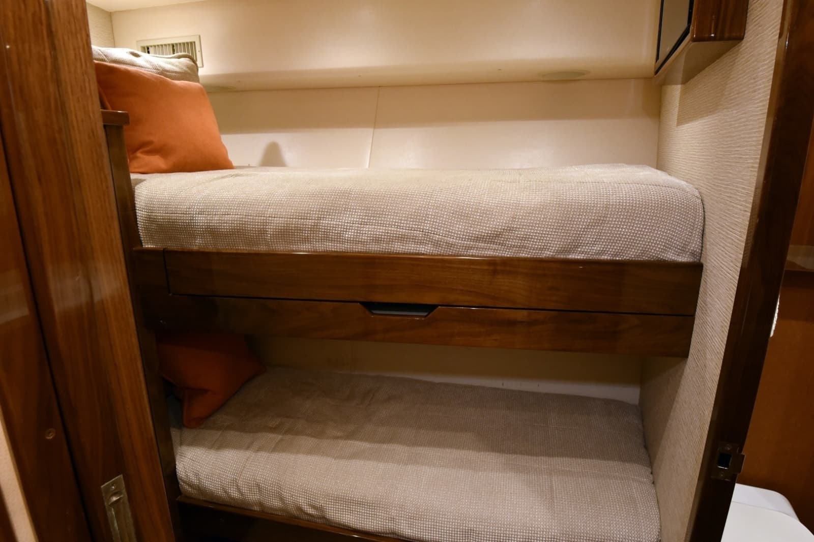 2019 Viking 80 Skybridge - Photo 95