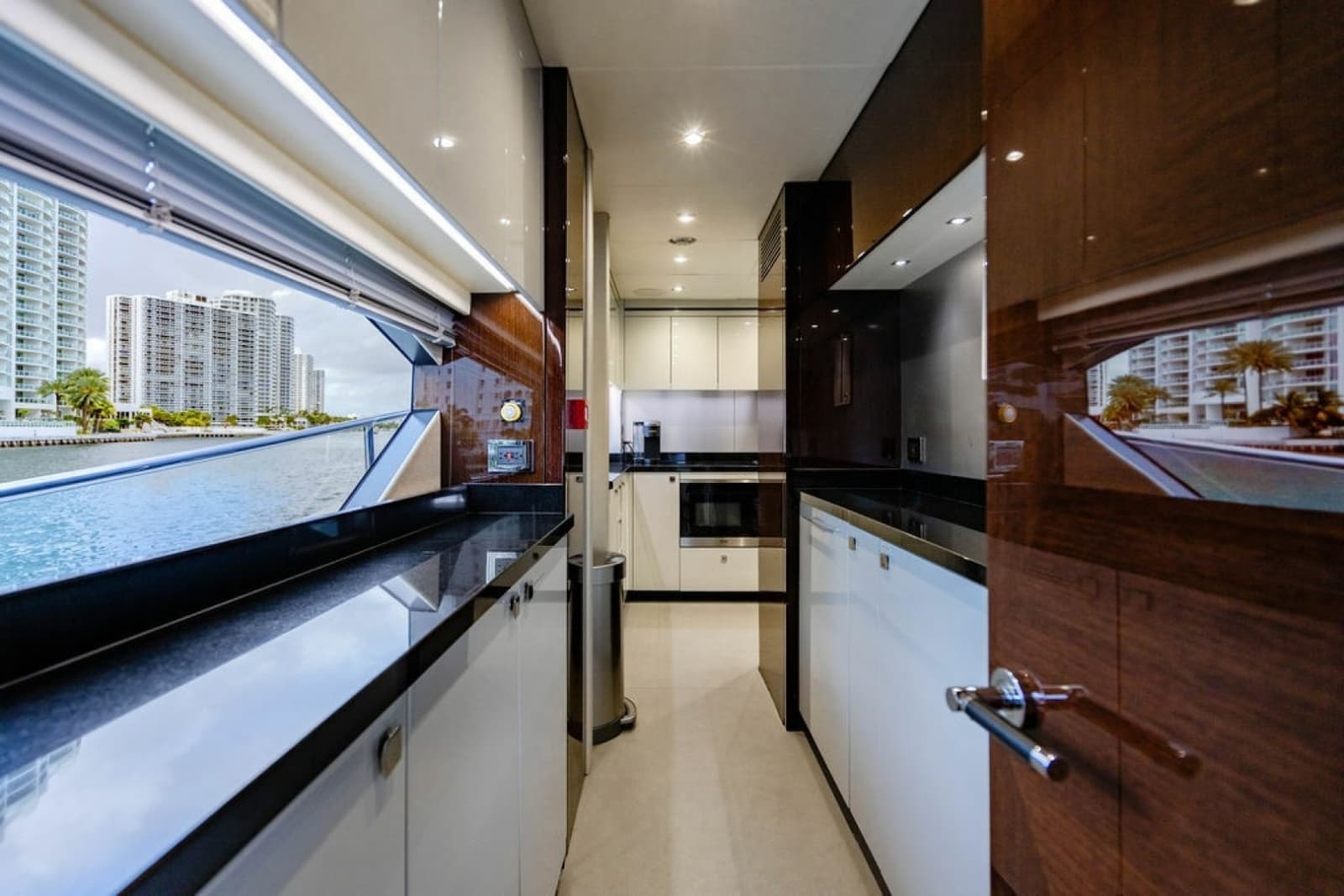 2019 Sunseeker 95 Motor Yacht - Photo 43