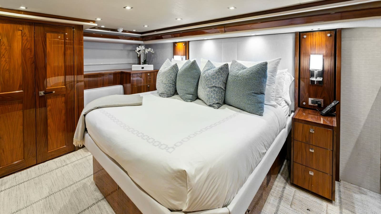2016 Viking 80 Enclosed Bridge - Photo 5