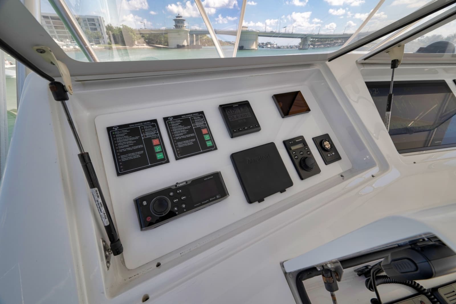 2003 Viking 52 Convertible - Photo 37