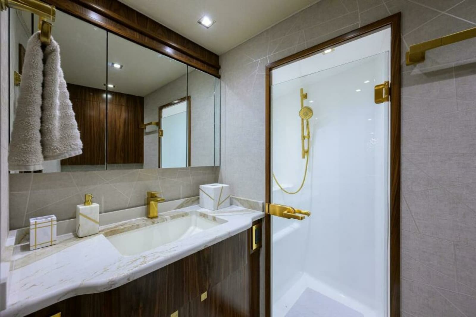 2024 Viking 80 Convertible - Photo 26