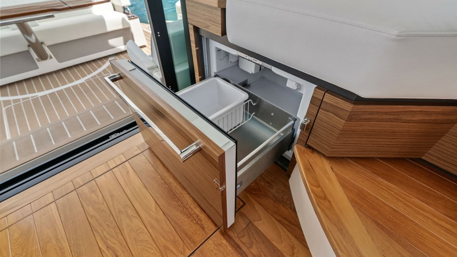 2025 Tiara Yachts 48LE - Photo 45