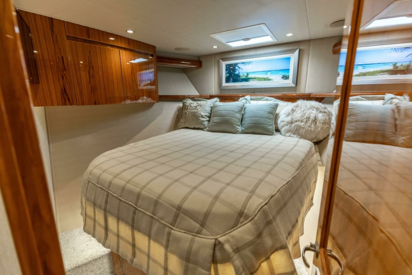 2015 Viking 62 Convertible - Photo 16