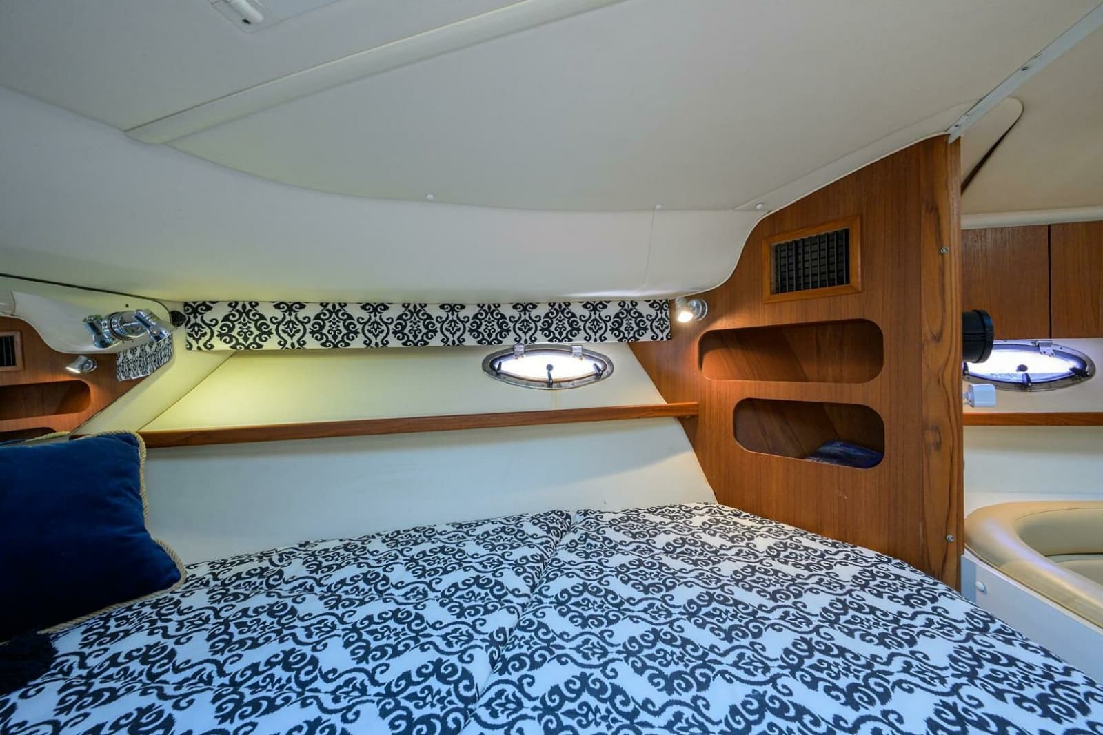 2002 Tiara Yachts 3100 LE - Photo 10