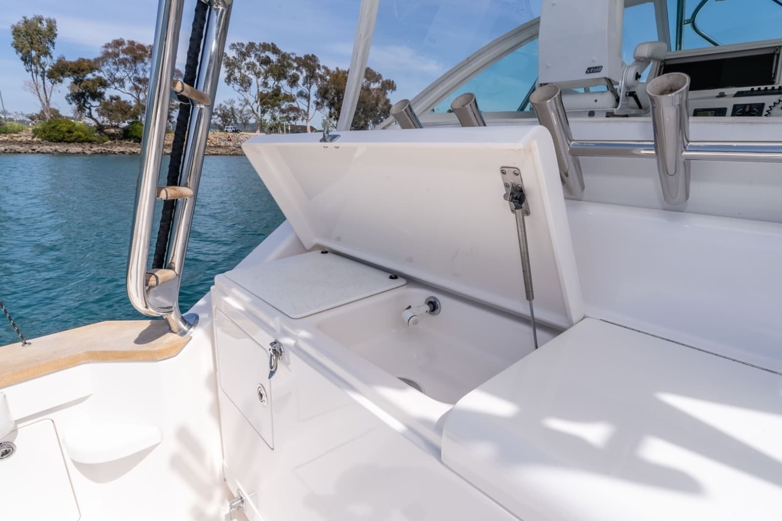2005 Cabo 40 Express - Photo 18